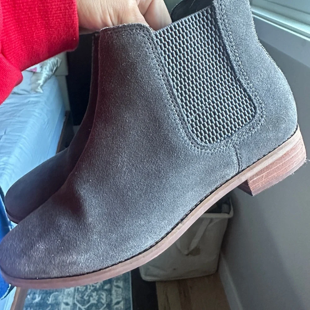 Tom’s Women Gray Suede Chelsea Ankle Boots Size 7